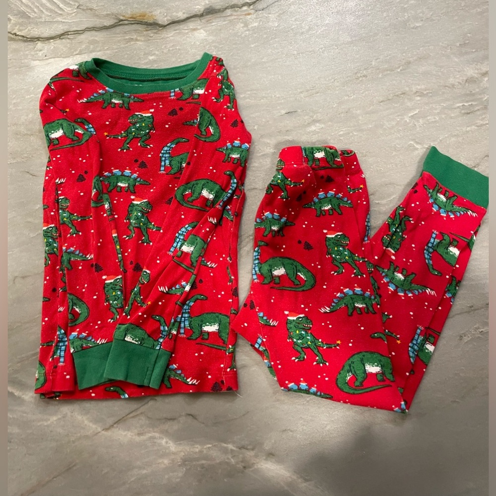 Hatley T-Rex Winter Pajamas. In great condition and warm. Size 4T